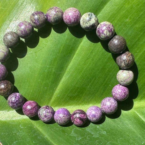B97 Fine Atlantisite is Purple Stichtite & Green Serpentine 8mm Bead Bracelet - Picture 7 of 7